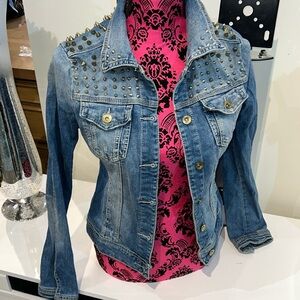 Stud shoulder jean jacket